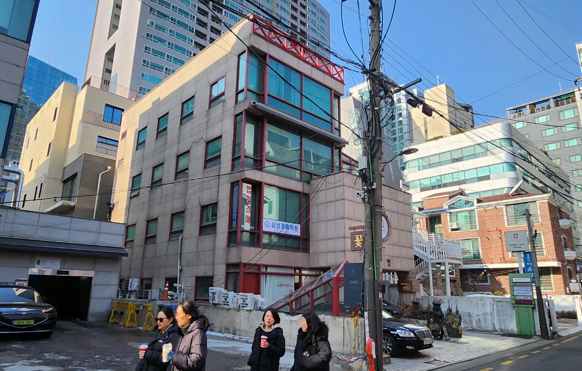서초동 1552-10 건물 측면 – 4m 도로에 면한 외관과 주변 저층 상가