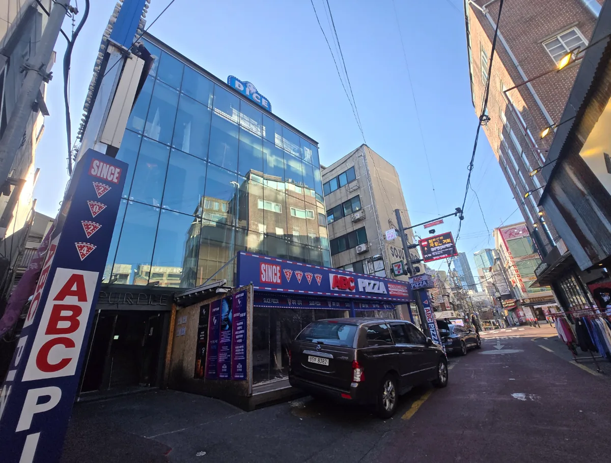 서교동 408-6 측면 – 클럽과 펍이 이어지는 골목에서 본 통유리 4층 외관