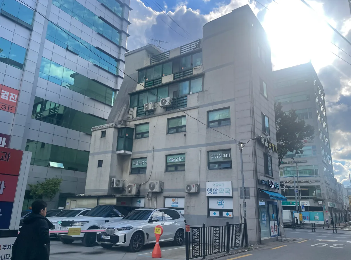서교동 441-2 측면 – 옆 건물 주차장 쪽에서 본 건물 측벽과 1층 약국