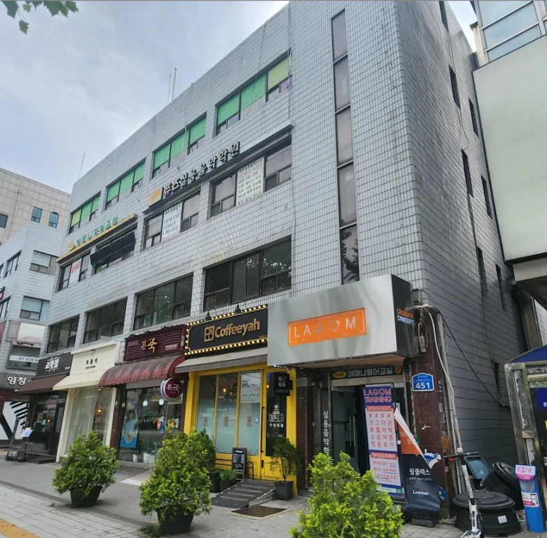 석촌동 184-8 건물 정면 – 1층 카페와 상층 학원 간판이 걸린 4층 외관