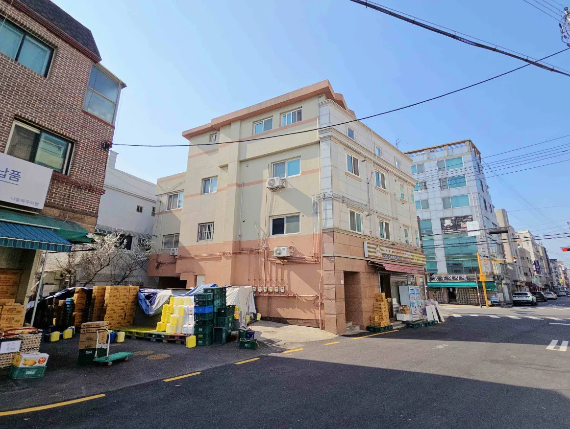 석촌동 223-2 측면 – 상점이 늘어선 거리와 4층 건물 외관