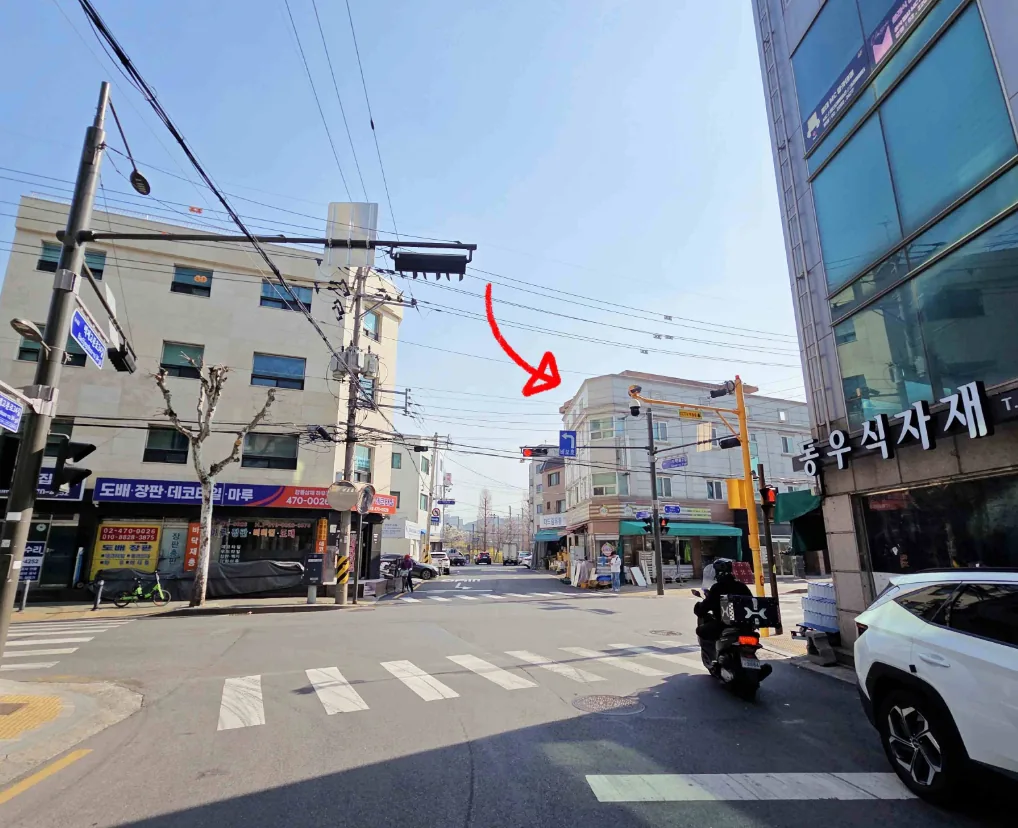 석촌동 223-2 앞 교차로 – 15m 도로와 10m 도로가 만나는 지점