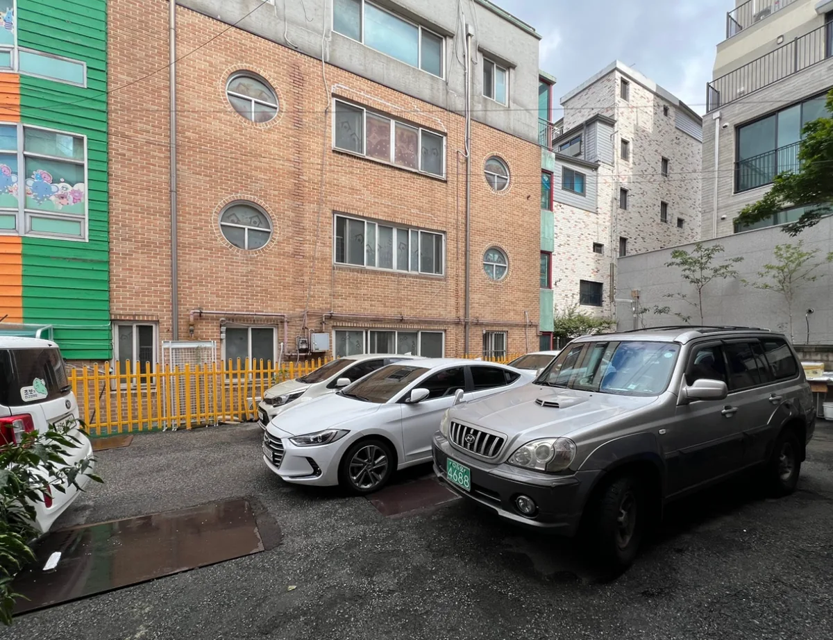 석촌동 293-3 건물 후면 – 자주식 주차 공간이 마련된 뒤편