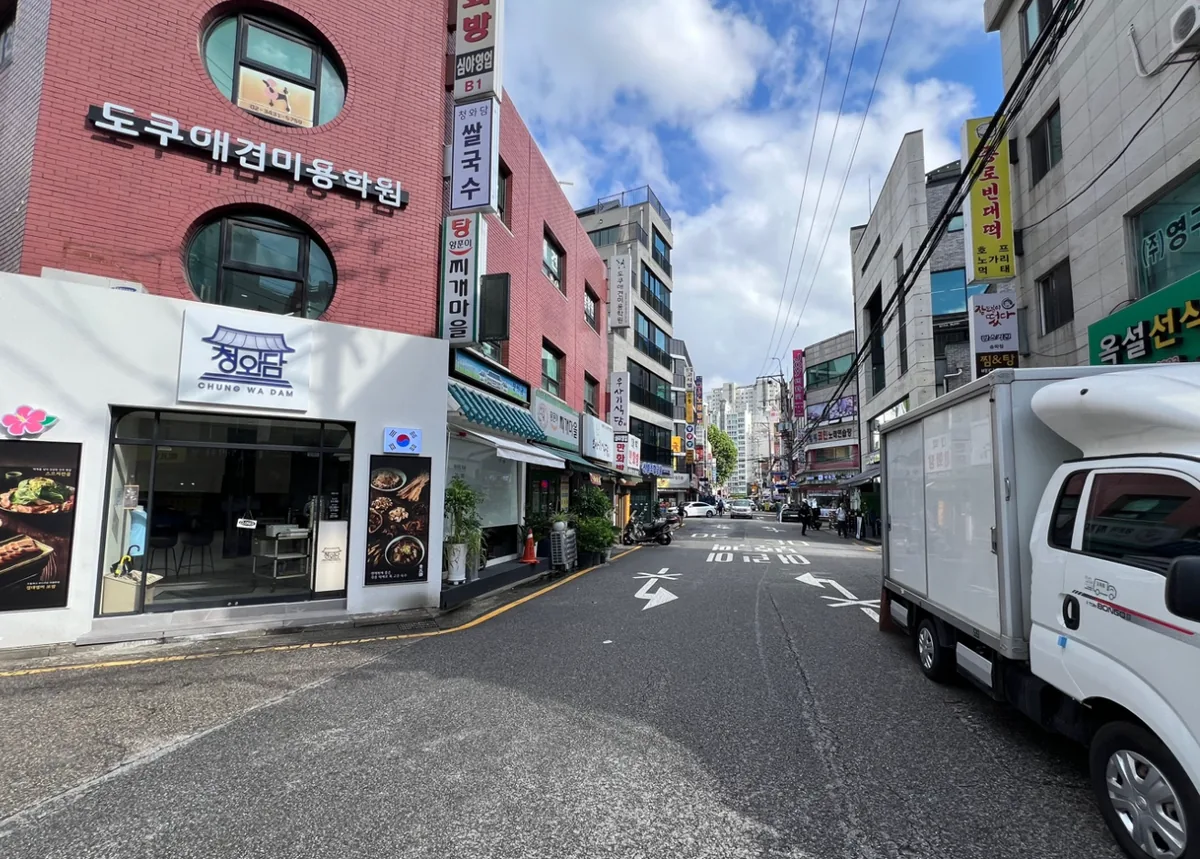 석촌동 293-3 건물 앞 10m 도로 – 코너를 이루는 양방향 도로