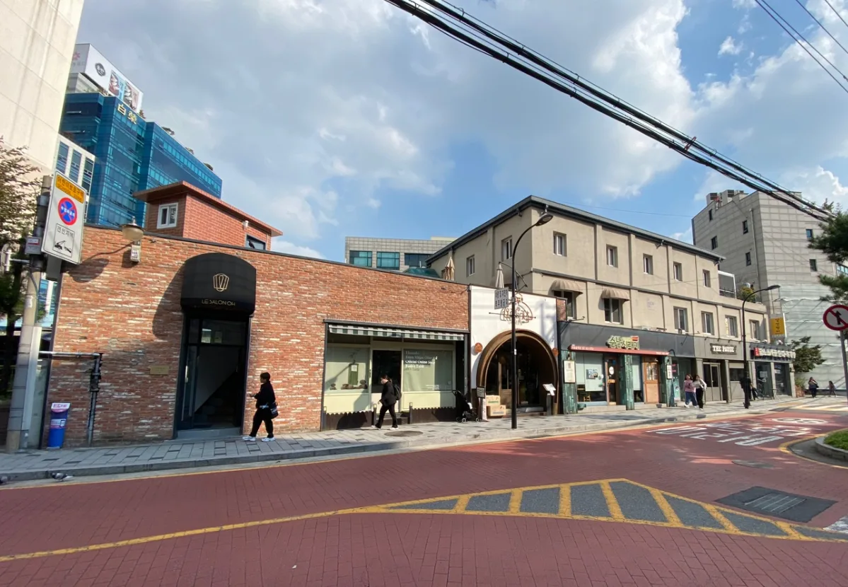 성수동1가 16-8 일대 저층 상가 – 브랜드 매장이 들어선 벽돌 건물 라인