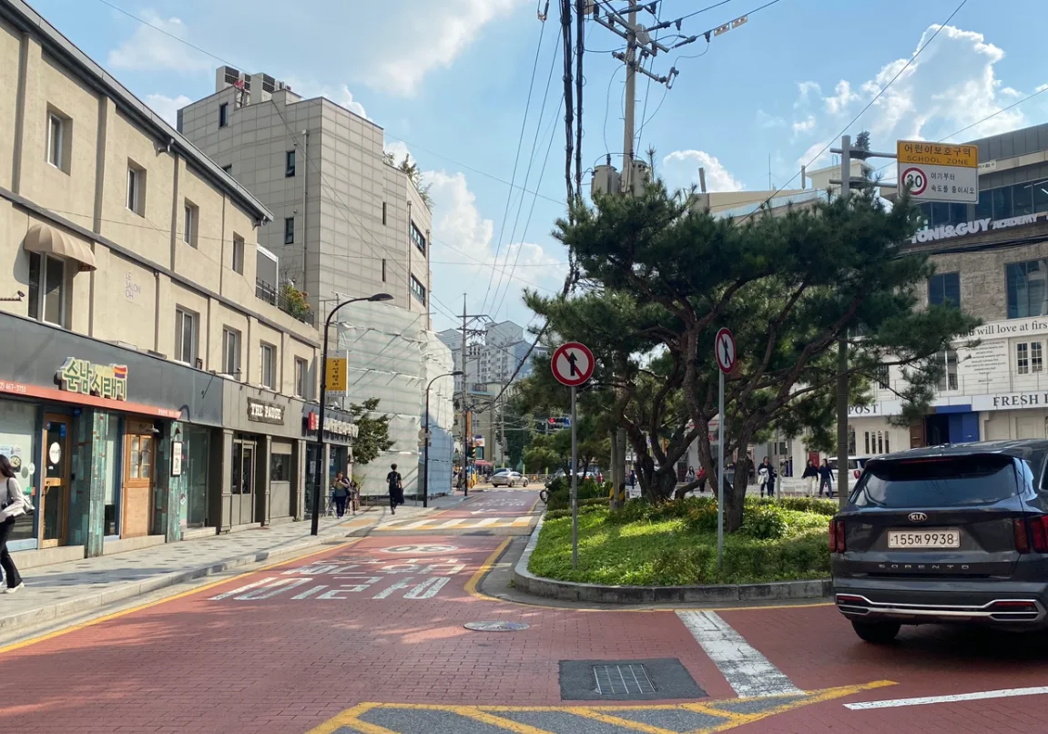 성수동1가 16-8 앞 20m 도로 – 붉은 포장으로 구획된 성수동 메인 동선