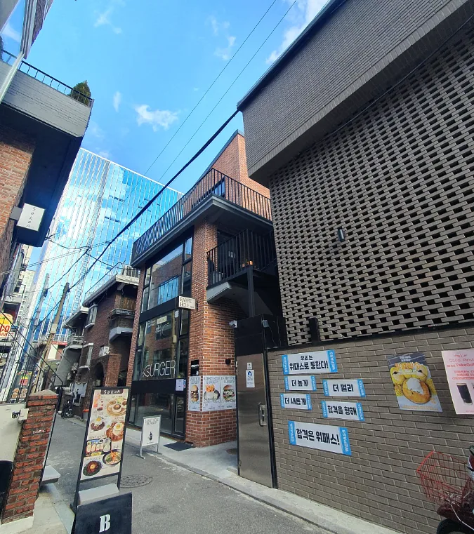 성수동1가 656-1018 앞 골목 – 벽돌 건물과 유리 오피스가 마주한 성수 이면 상권