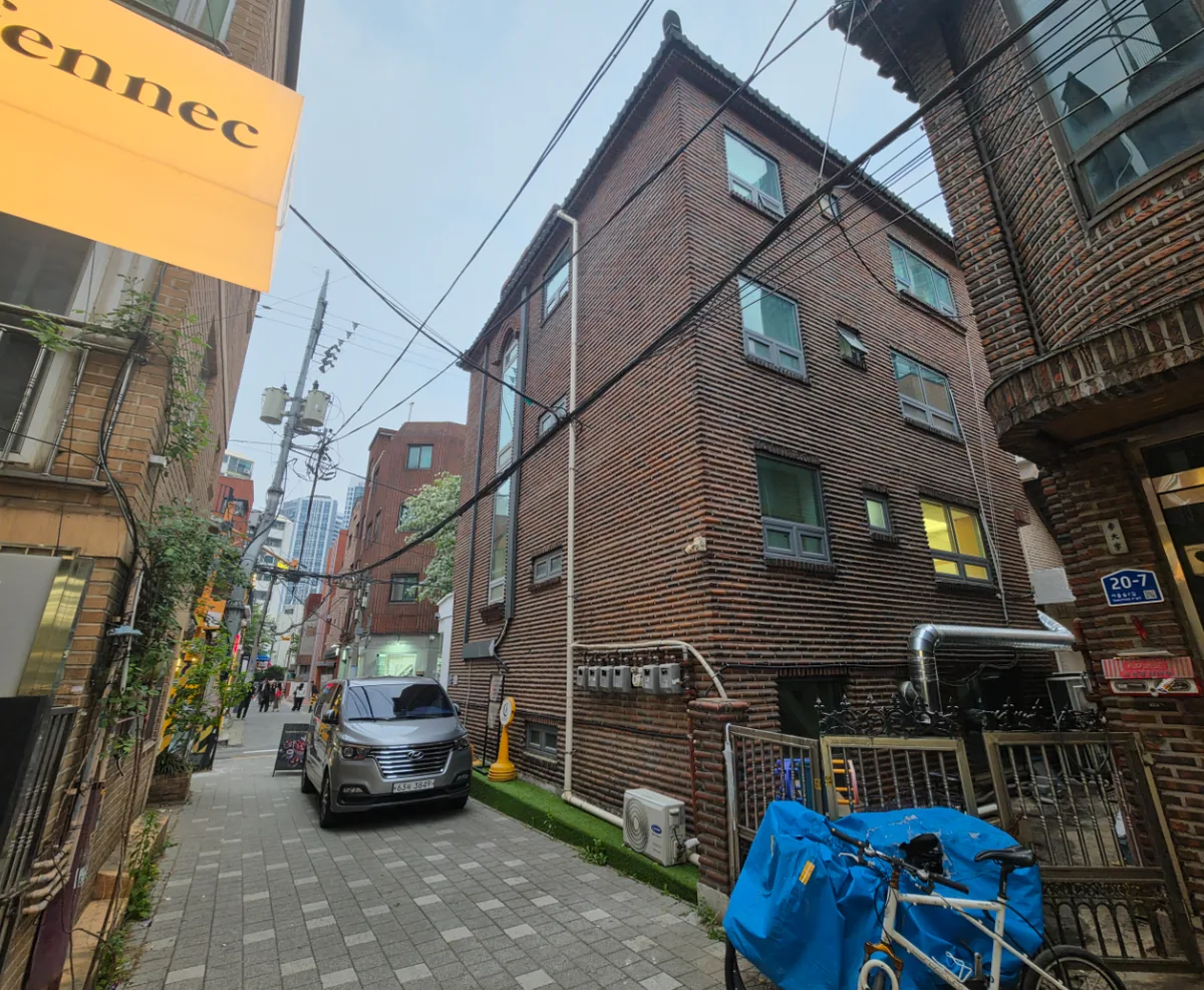 성수동1가 685-329 건물 측면 – 브랜드가 선호하는 붉은 벽돌 외관