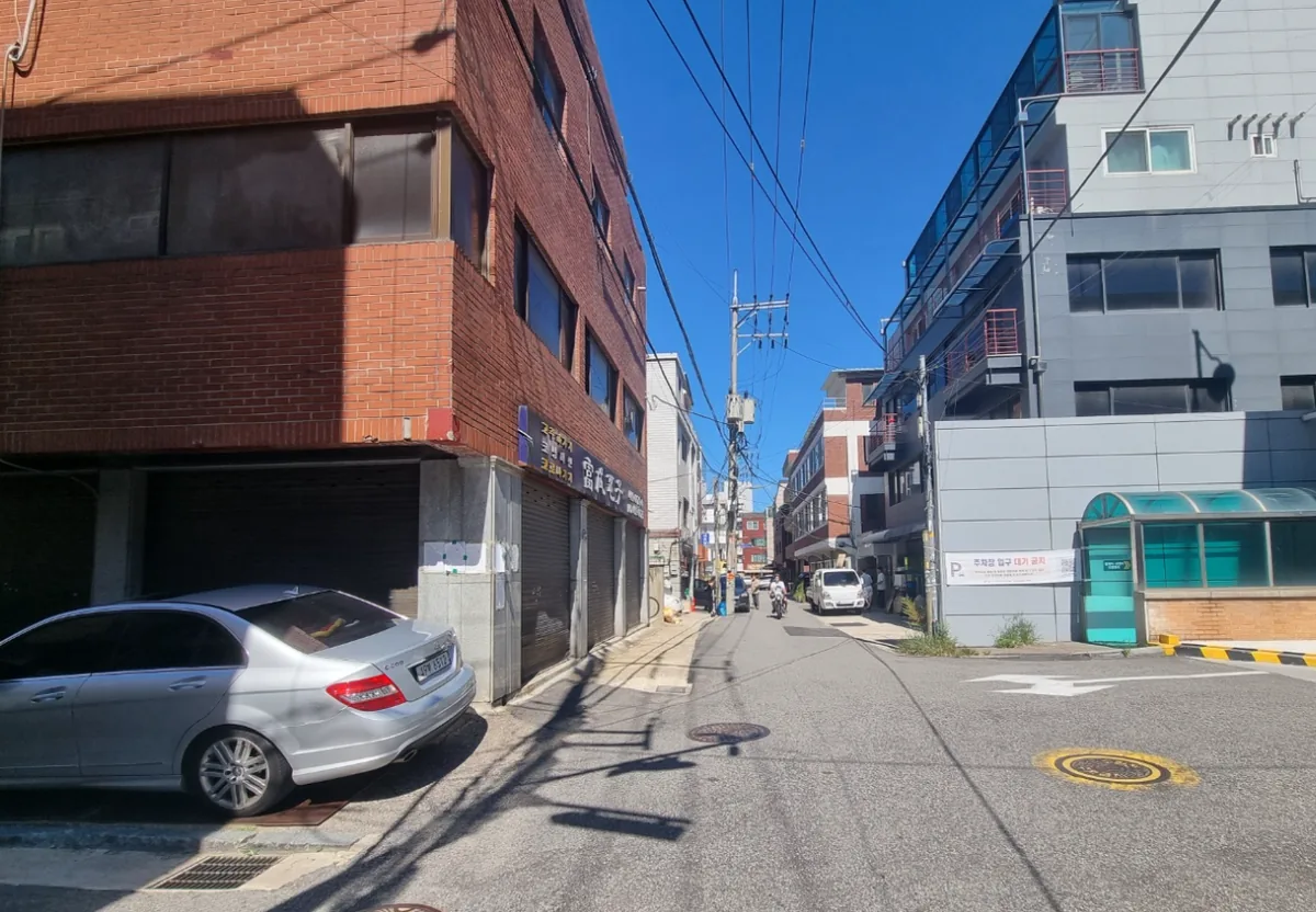 성수동2가 299-44 앞 거리 – 북성수 이면 골목과 신축 공사가 이어지는 주변