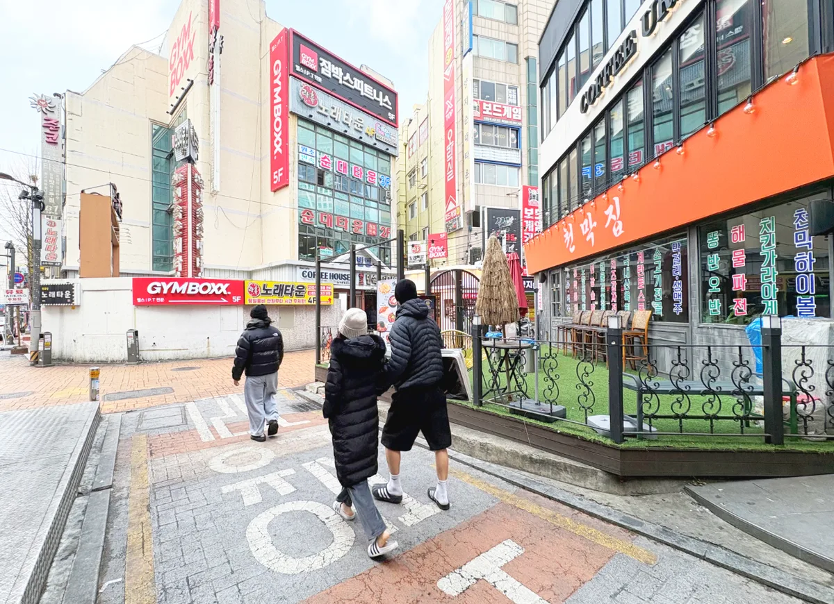 신림동 1638-26 앞 보행로 – 평일 낮에도 사람이 오가는 신림 상권 거리