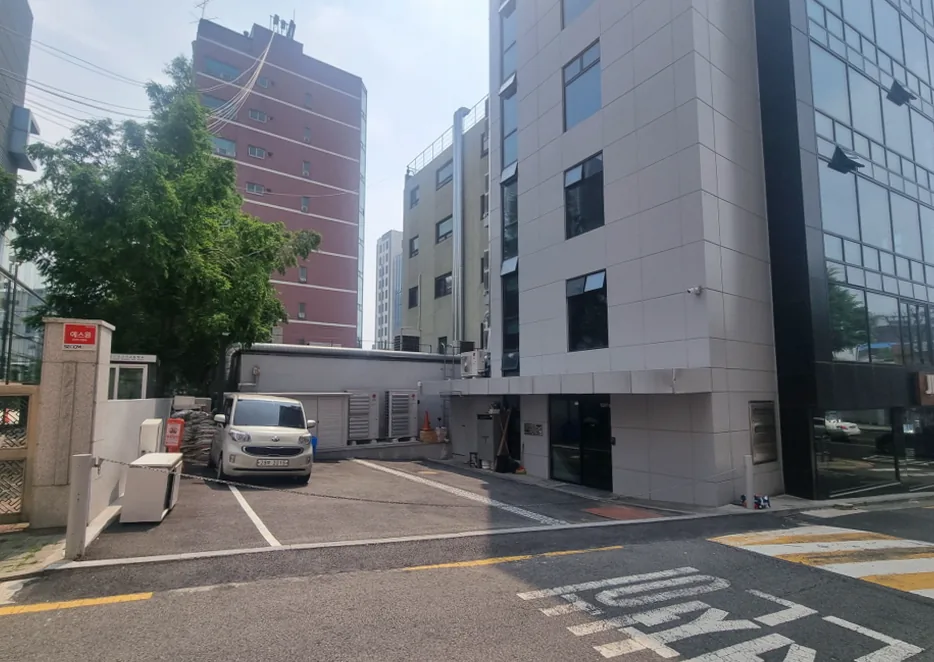 신당동 250-28 건물 측면 진입로 – 차단기가 설치된 자주식 주차 공간