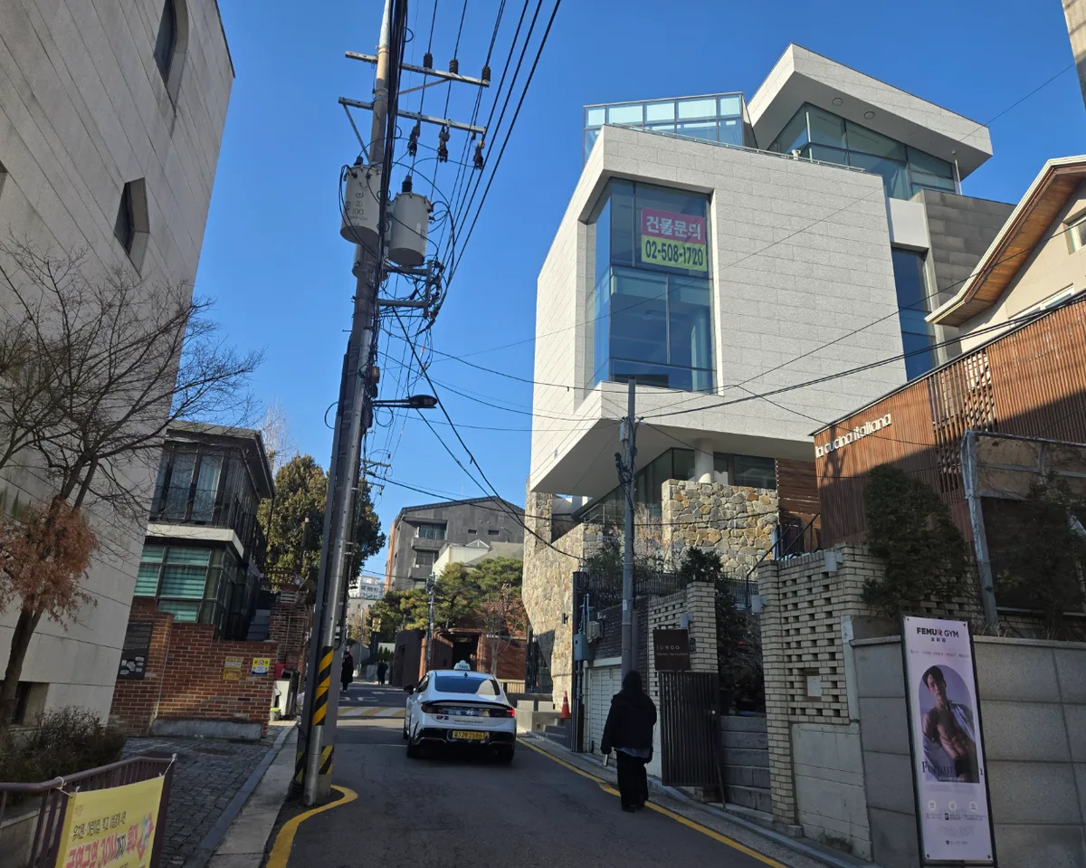 신문로2가 1-148 앞 경희궁1길 – 저층 주택가 사이에 선 석재 마감 신축 건물