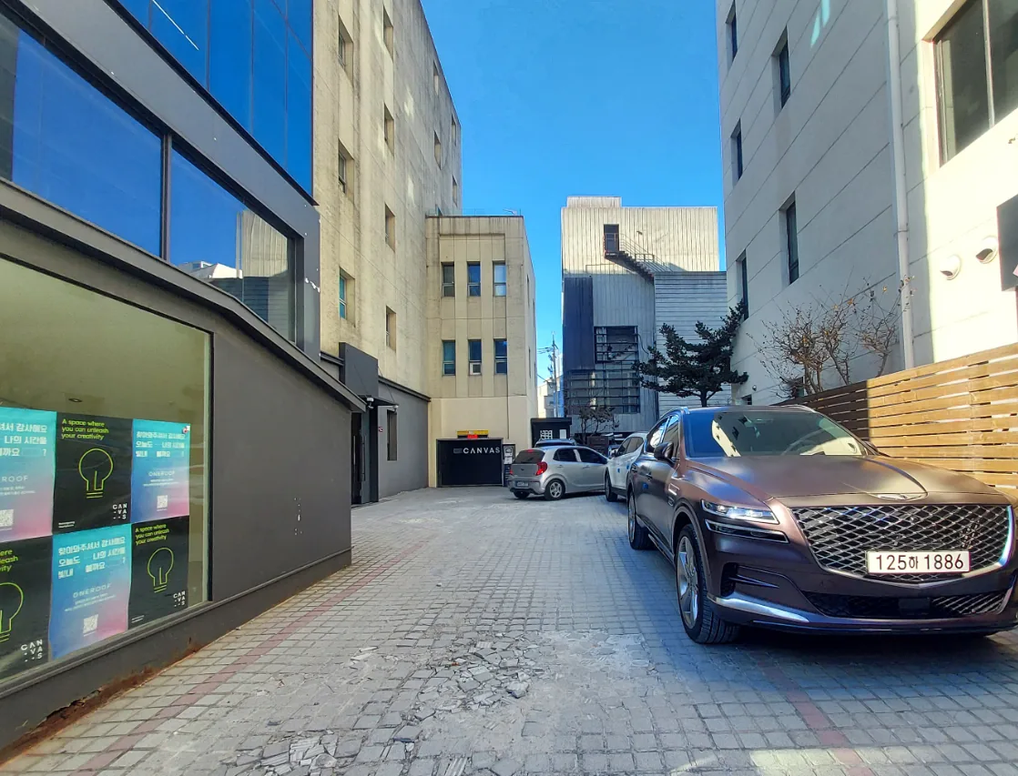 신사동 532-11 뒤편 자체 주차 공간 – 차량이 들어선 건물 후면 진입로