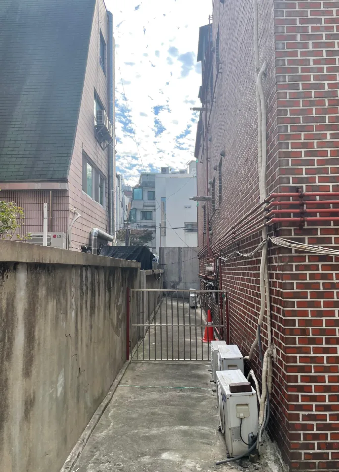 신사동 558-12 건물 후면 – 옆 건물과 간격이 좁은 강남 이면 필지 구조