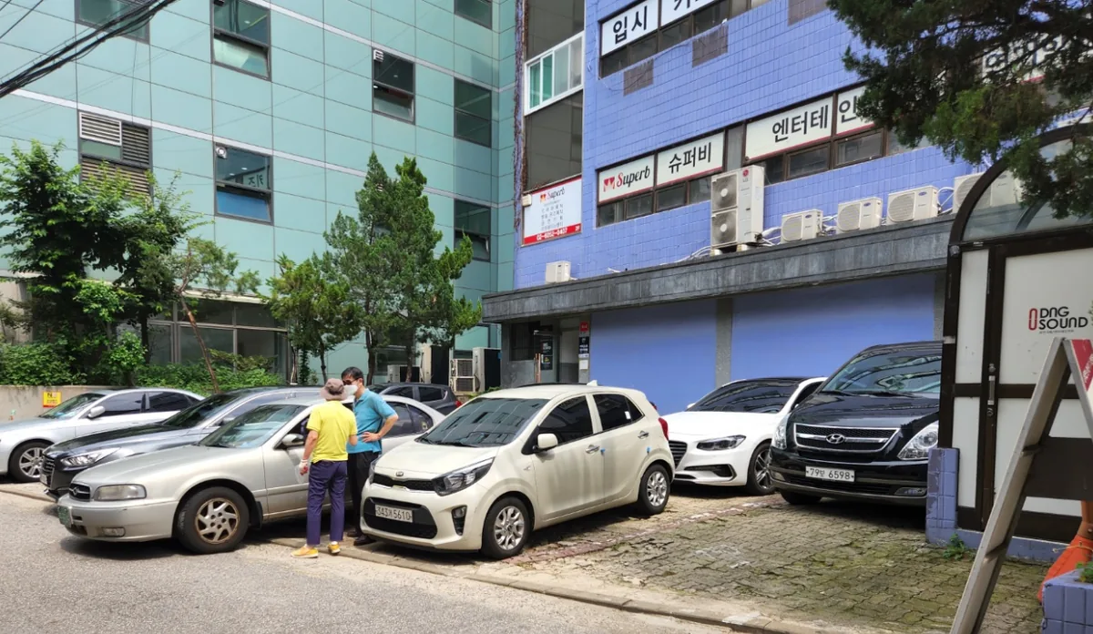 송파동 20-5 후면 주차공간 – 이면도로 쪽에 확보된 자주식 주차 구역