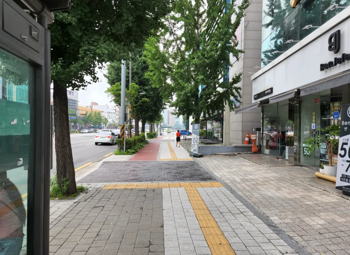 송파동 20-5 앞 백제고분로 – 가로수와 넓은 인도가 확보된 35m 대로변