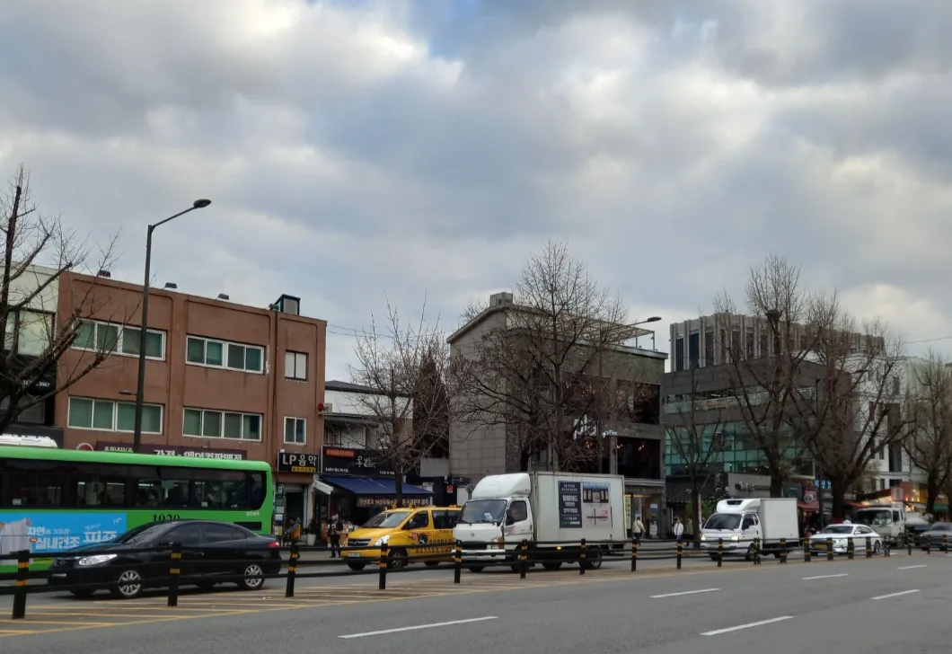 통의동 61-1 앞 30m 대로 – 버스와 보행자가 함께 오가는 경복궁역 일대 가로