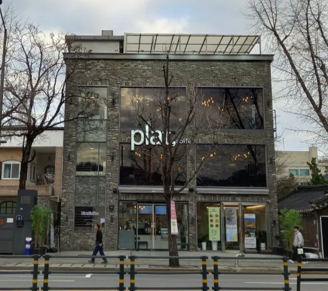 통의동 61-1 건물 측면 – 묵직한 석재 마감의 외관