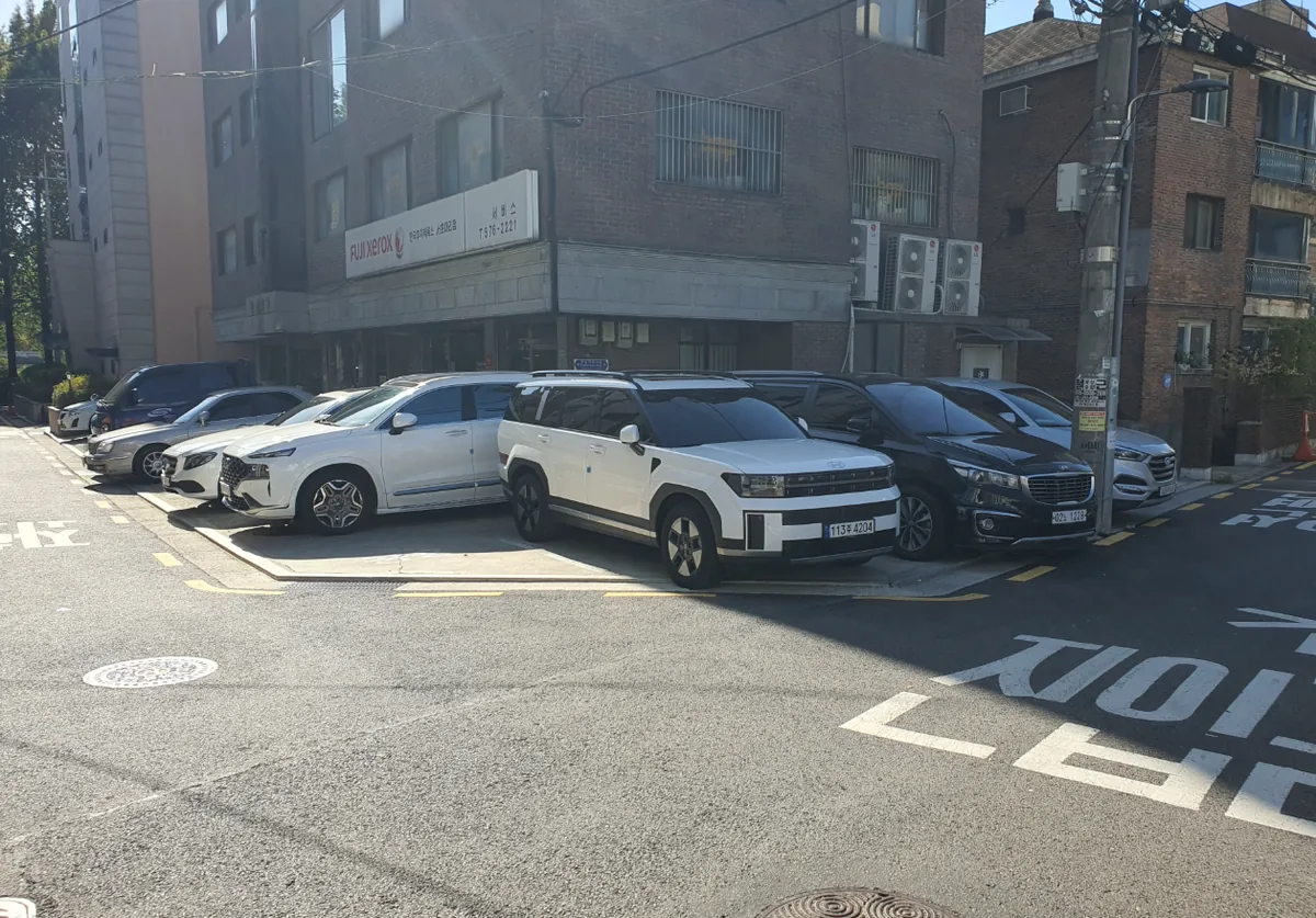 서초구 양재동 118 후면 주차장 – 법정 8대 대비 실제 14대 주차 공간
