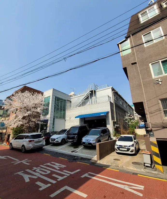 양재동 300-1 건물 앞 주차 공간 – 차량 6대가 늘어선 자주식 주차장