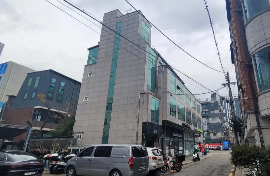 역삼동 658-22 건물 측면 – 6m 도로에서 본 외관과 주차 동선