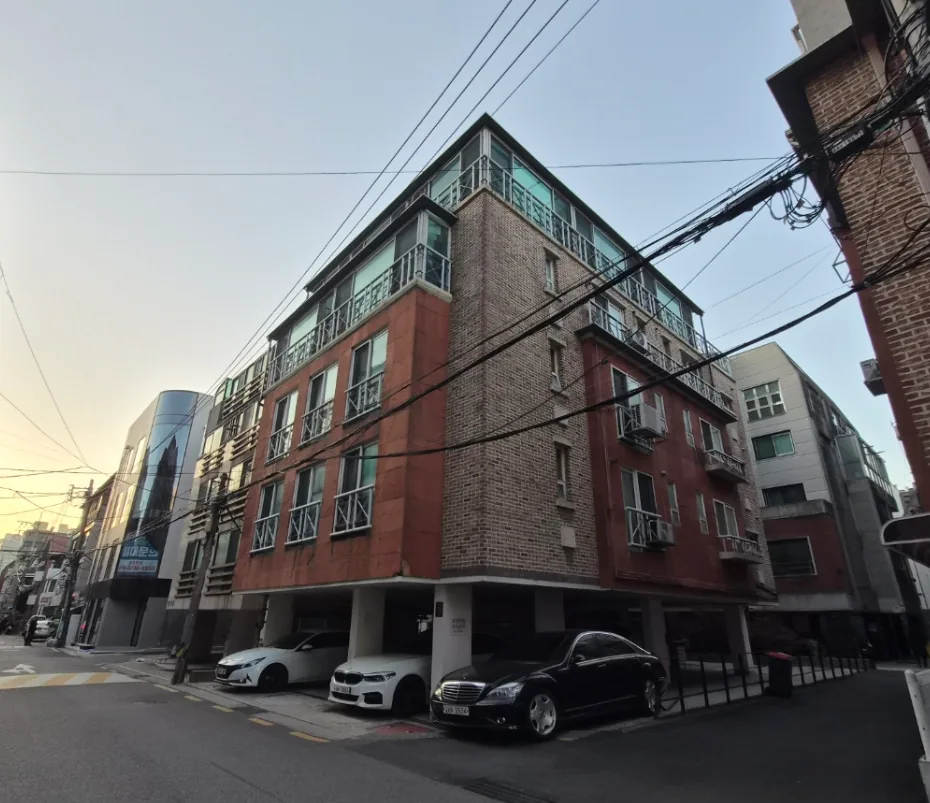 강남구 역삼동 792-78 코너 전경 – 6m·4m 도로가 만나는 지점의 붉은 벽돌 5층 다세대주택과 필로티 주차장