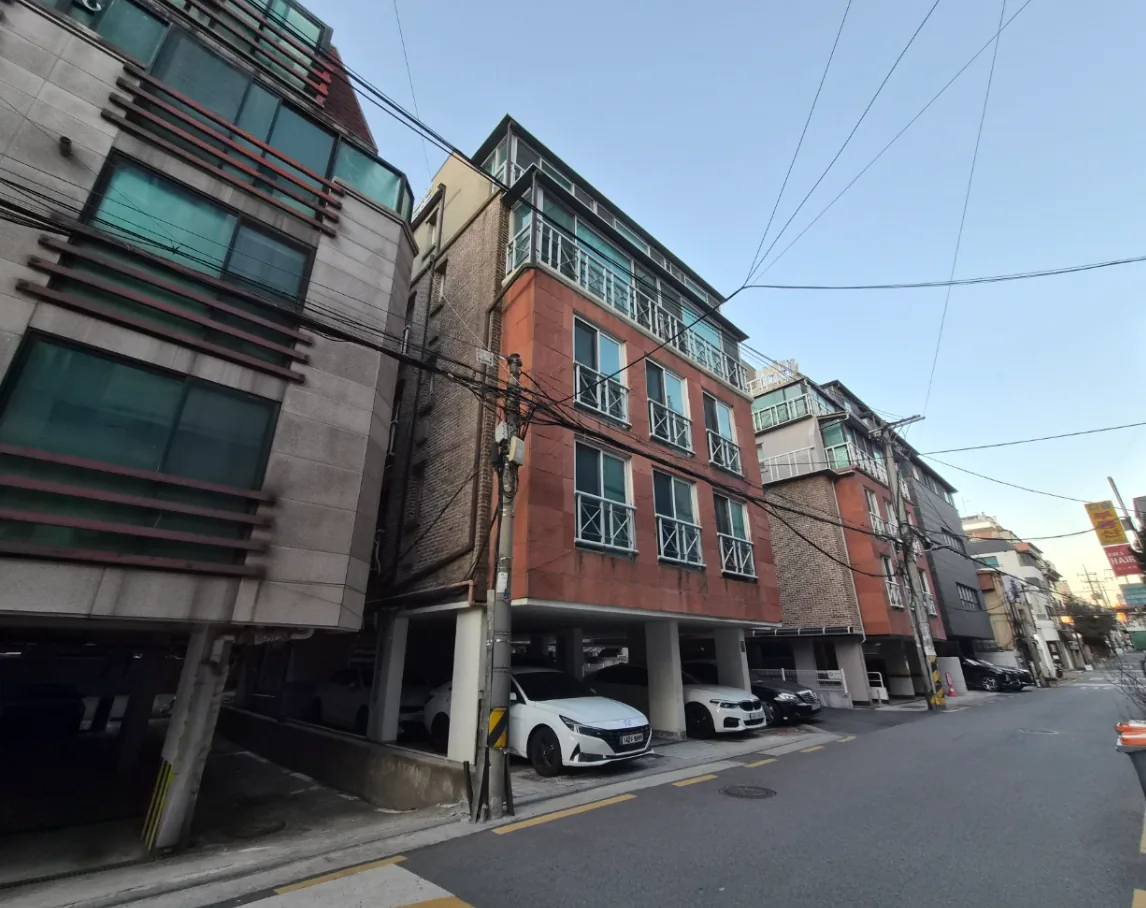역삼동 792-78 측면 – 필로티 주차 공간과 붉은 벽돌 외벽의 노후 다세대 건물