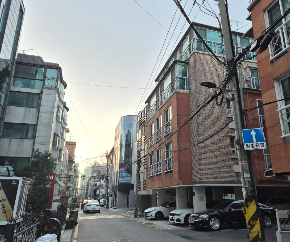역삼동 792-78 앞 이면도로 – 일방통행 표지가 선 조용한 주택가 골목